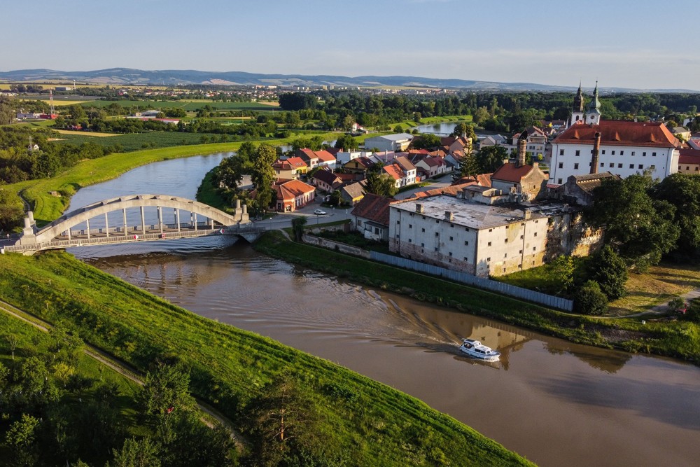 Půjčovna hausbotu baťův kanál - hausbot Emma